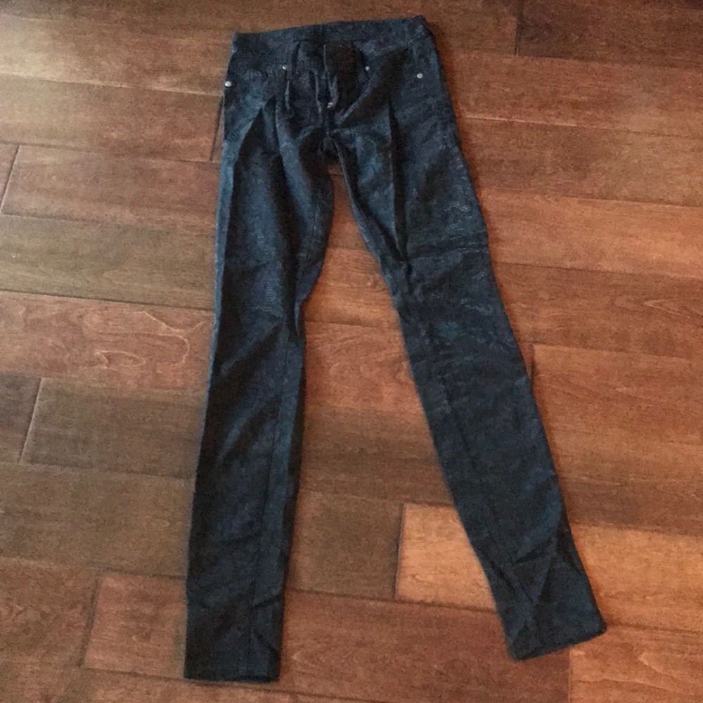 Never been worn black patterned leggings!